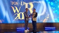 Bupati Kupang Yosef Lede saat menerima penghargaan yang diserahkan Manager Produksi Pos Kupang, Fery Jahang