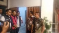 tahan alex Penyidik tindak pidana khusus Kejaksaan Tinggi Nusa Tenggara Timur melakukan penahanan terhadap mantan Direktur Utama Bank NTT Alex Riwu Kaho terkait kasus korupsi pembelian surat berharga Medium Term SNP Finance oleh Bank NTT senilai Rp50 miliar, Jumat.