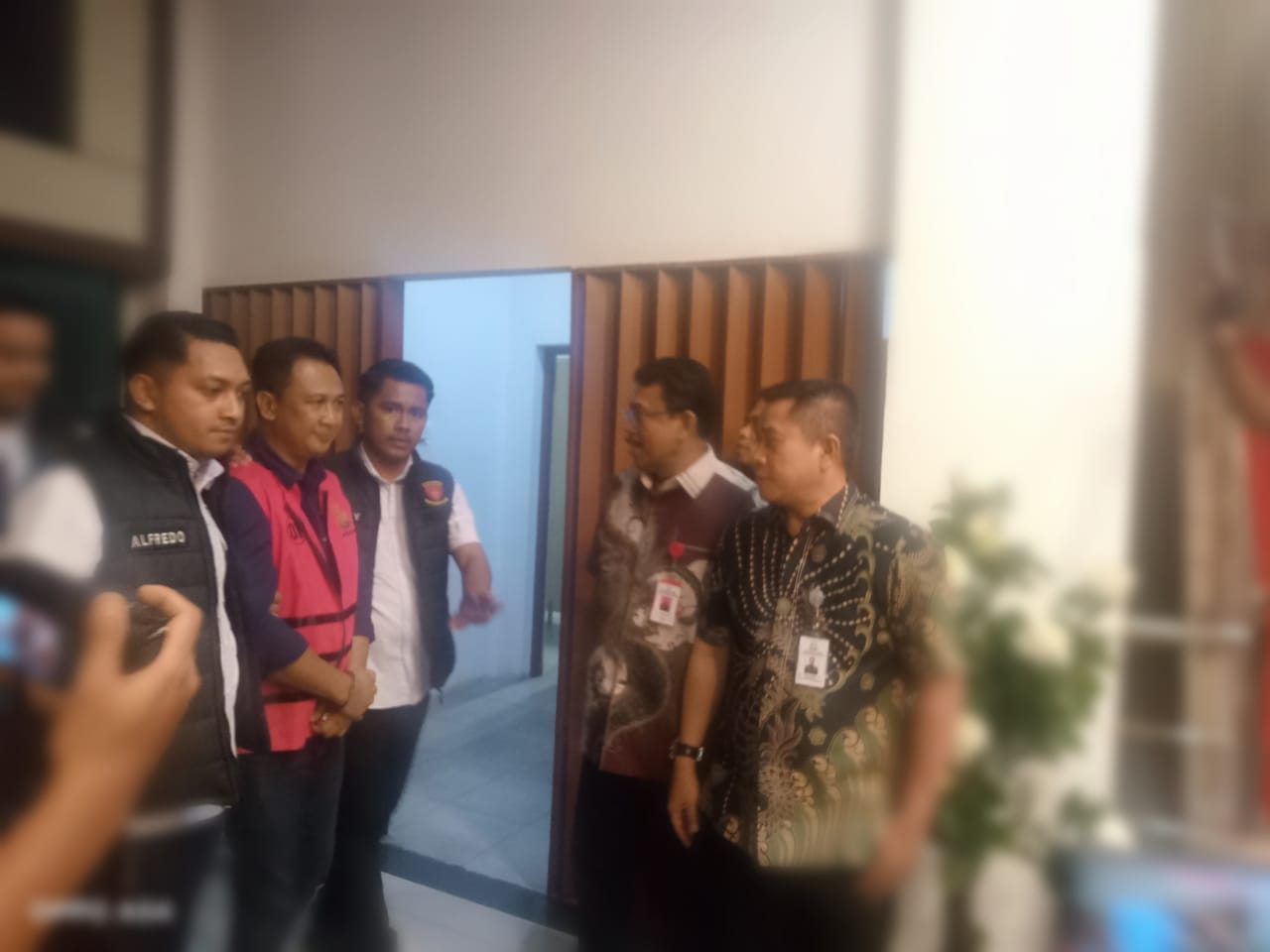 Penyidik tindak pidana khusus Kejaksaan Tinggi Nusa Tenggara Timur melakukan penahanan terhadap mantan Direktur Utama Bank NTT Alex Riwu Kaho terkait kasus korupsi pembelian surat berharga Medium Term SNP Finance oleh Bank NTT senilai Rp50 miliar, Jumat.