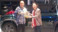 KETERANGAN FOTO : Head Of Dealer Network Development, Sulistyo Nugroho (kiri) saat menyerahkan cendera mata kepada Direktur PT Surya Mahkota Gemilang, Mulyadi (kanan). Foto/MEDIASI NTT.COM/BENY