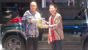 KETERANGAN FOTO : Head Of Dealer Network Development, Sulistyo Nugroho (kiri) saat menyerahkan cendera mata kepada Direktur PT Surya Mahkota Gemilang, Mulyadi (kanan). Foto/MEDIASI NTT.COM/BENY