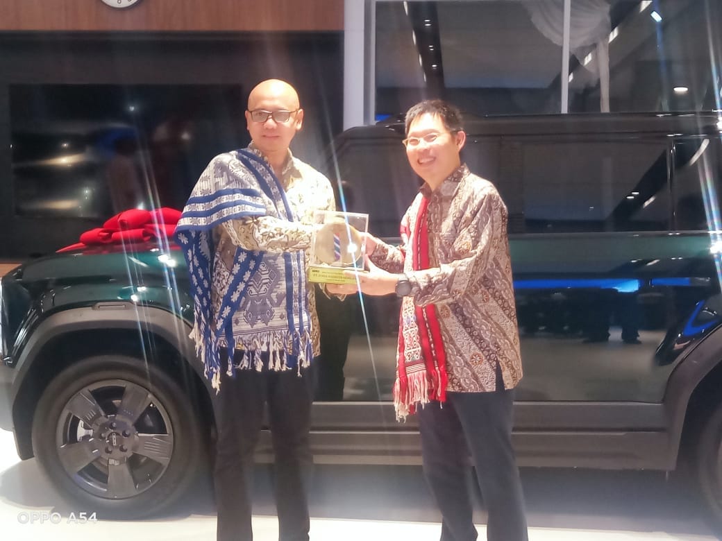 KETERANGAN FOTO : Head Of Dealer Network Development, Sulistyo Nugroho (kiri) saat menyerahkan cendera mata kepada Direktur PT Surya Mahkota Gemilang, Mulyadi (kanan). Foto/MEDIASI NTT.COM/BENY