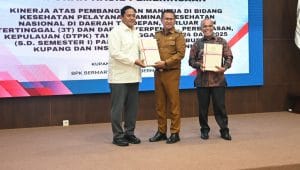 Bupati Kupang Yosef Lede (kedua dari kanan) menerima Laporan Hasil Pemeriksaan (LHP) Kinerja atas Pembangunan Manusia di Bidang Kesehatan melalui Pelayanan Jaminan Kesehatan Nasional (JKN) di Daerah Terdepan, Terluar, dan Tertinggal (3T) serta Daerah Terpencil, Perbatasan, dan Kepulauan (DTPK) Tahun Anggaran 2024 dan 2025 dari Kepala BPK RI Perwakilan Provinsi NTT, Triyantoro, S.E., M.M., CSFA (kiri).