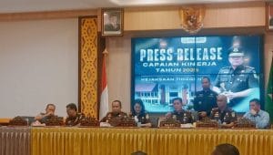 Kepala Kejaksaan Tinggi Nusa Tenggara Timur Roch Adi Wibowo di Kupang, Selasa (6/1/2026) mengelar konferensi pers terkait capaian kinerja Kejaksaan NTT selama tahun 2025.