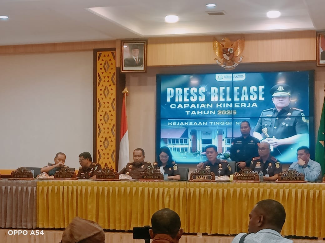 jati 2 Kepala Kejaksaan Tinggi Nusa Tenggara Timur Roch Adi Wibowo di Kupang, Selasa (6/1/2026) mengelar konferensi pers terkait capaian kinerja Kejaksaan NTT selama tahun 2025.