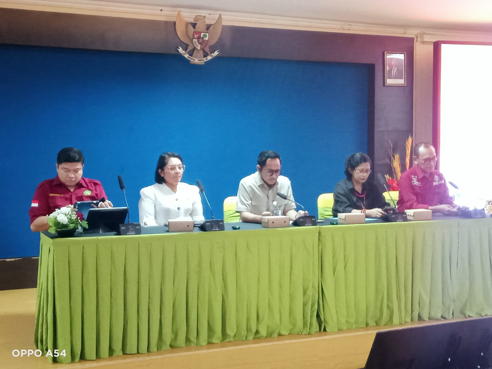 jefri bale 3 Foto MEDIASI NTT.COM/BENY- Rektor Universitas Nusa Cendana Kupang, Rektor Undana Kupang Prof. Dr. Ir. Jefri S. Bale (Ketiga dari kiri) sat memberikan keterangannya kepada wartawan di Kupang, Selasa,