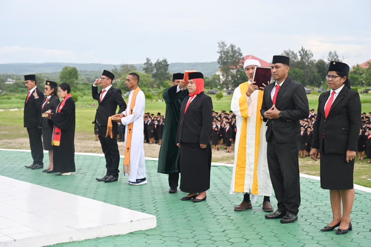 Bupati Kupang Yosef Lede melantik dan mengukuhkan Pejabat Administrator, Pejabat Pengawas, Pejabat Fungsional, Kepala Puskesmas dan Kepala Sekolah di Lingkungan Pemerintah Kabupaten Kupang, berlangsung di Lapangan Upacara Kantor Bupati Kupang.