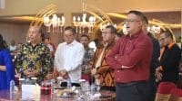 natal bank Bupati Yosef Lede dalam acara perayaan Natal bersama Bank NTT Oelamasi di Kupang, Senin.