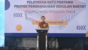 Bupati Kupang Yosef Lede saat melakukan peletakan batu pertama pembangunan Sekolah Rakyat, di Desa Oelnasi, Kecamatan Kupang Tengah, Selasa (21/1/2026).