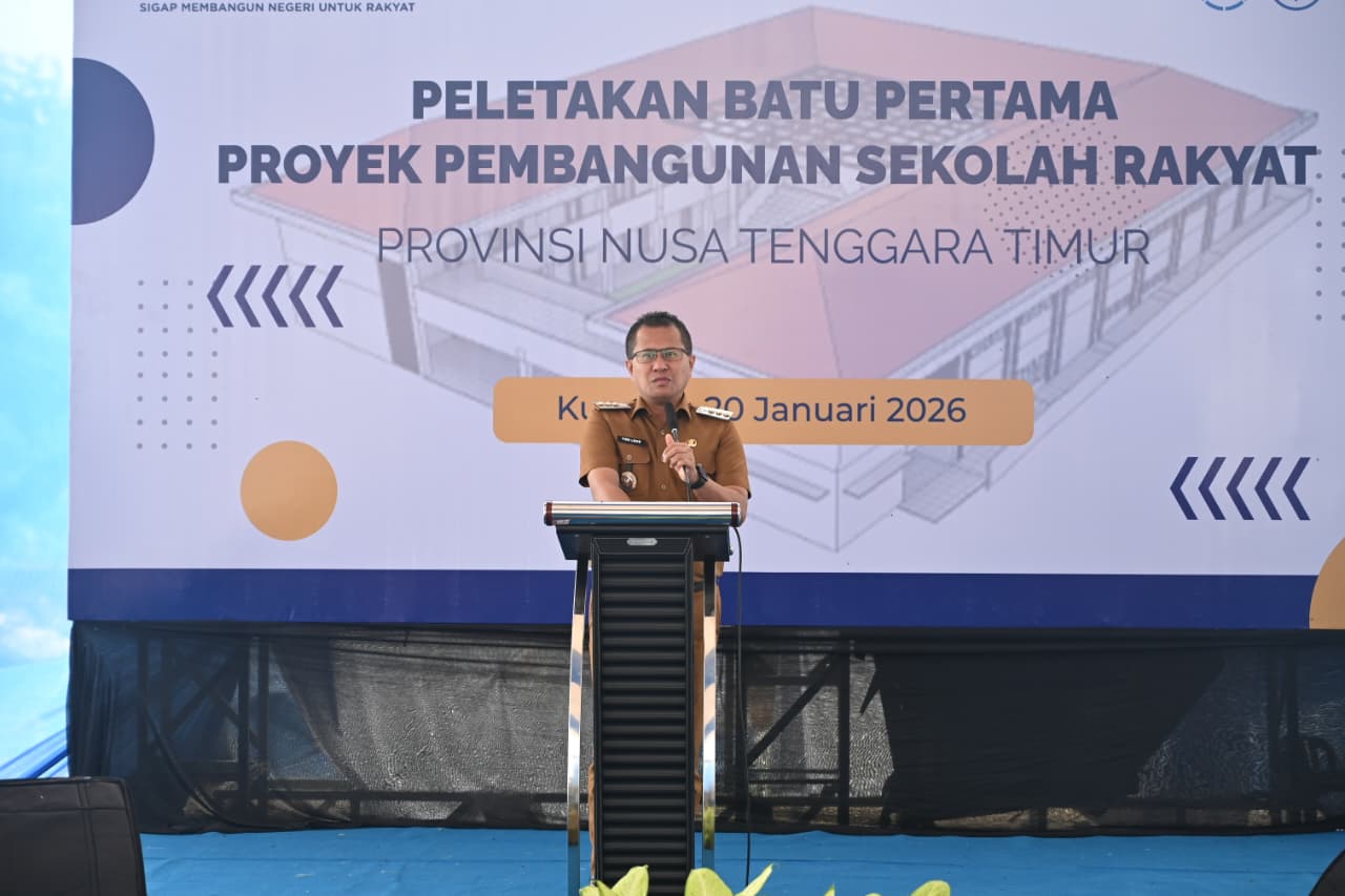 sekol rakyat Bupati Kupang Yosef Lede saat melakukan peletakan batu pertama pembangunan Sekolah Rakyat, di Desa Oelnasi, Kecamatan Kupang Tengah, Selasa (21/1/2026).