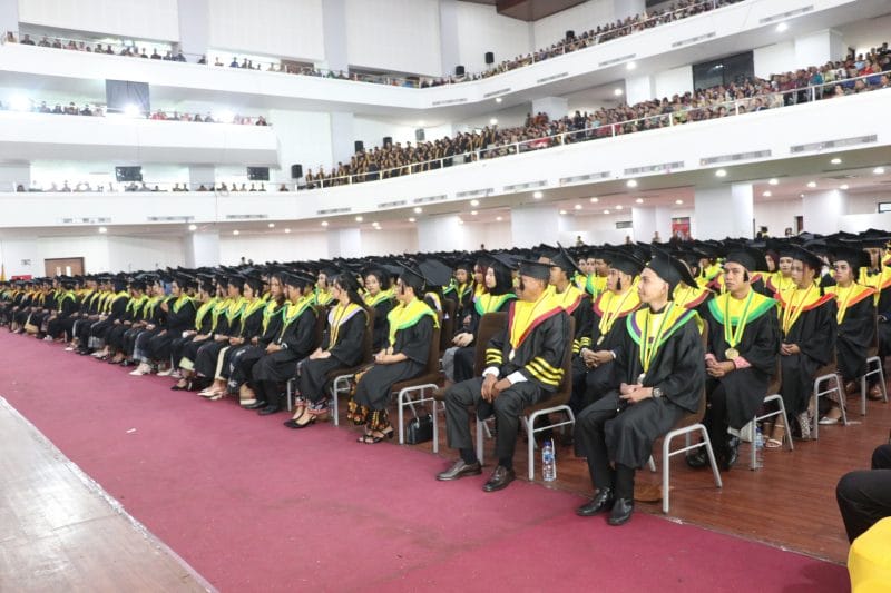 Uwisu2 Rektor Undana Prof. Dr. Ir. Jefri S. Bale, ST., M.Eng memimpin langsung upacara Wisuda Doktor, Magister, Profesi, Sarjana, dan Diploma Periode Pertama Tahun 2026 yang berlangsung di Graha Cendana, Kupang