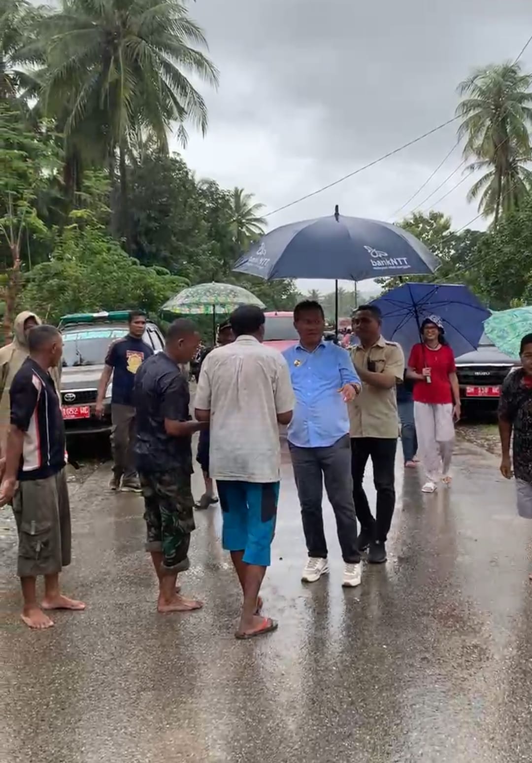 Bupati Kupang, Yosef Lede, Jumat (12/2), melakukan kunjugan kerja ke kecamatan Fatuleu Barat, daerah yang selama ini terkenal sebagai daerah terdampak bencana alam di musim penghujan, baik itu karena banjir besar maupun jembatan putus.