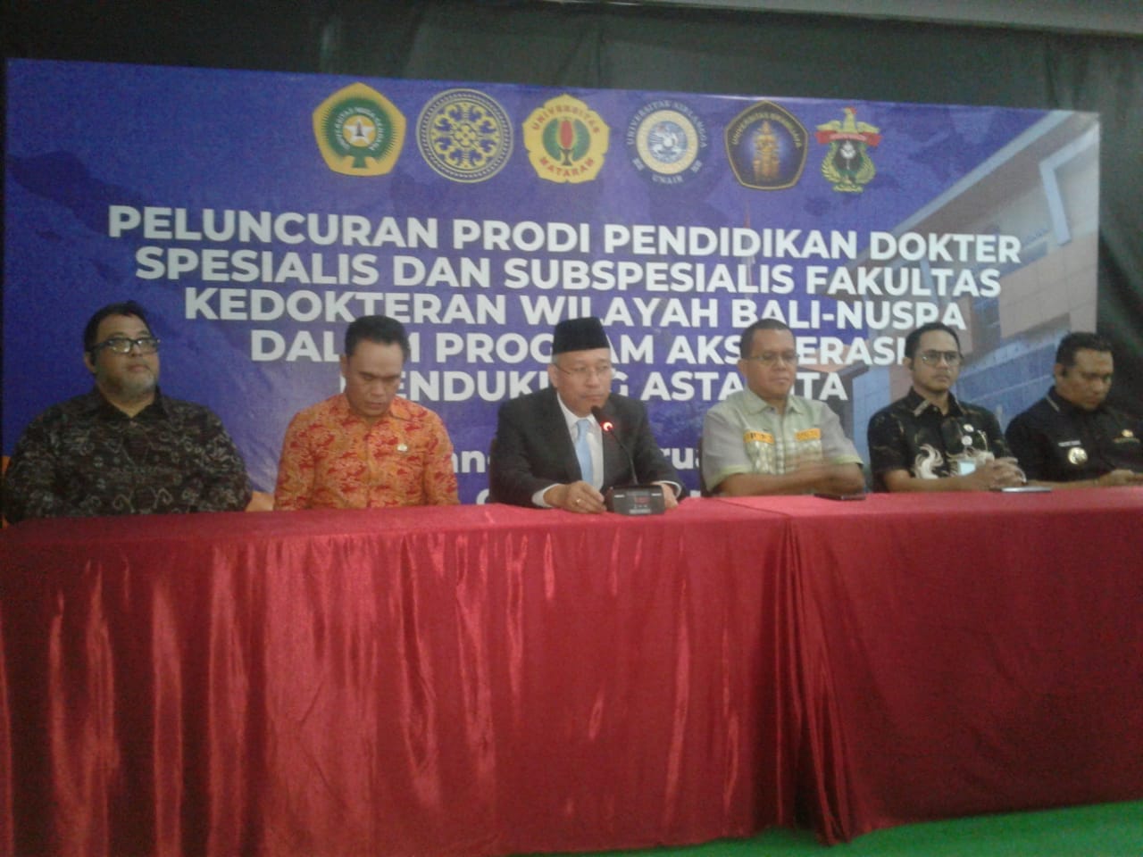 dokter ahli Sekretaris Jenderal Kementerian Pendidikan Tinggi, Sains, dan Teknologi (Kemendiktisaintek) Togar Mangihut Simatupang bersama Gubernur NTT Melkiades Laka Lena dan Rektor Rektor Undana, Prof. Dr. Ir. Jefri S. Bale, S.T., M.Eng saat memberikan keterangan pers di Kupang, Jumat.