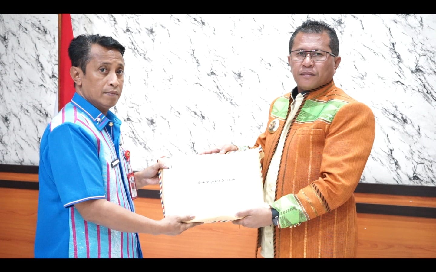 dpa 2 - Bupati Kupang, Yosef Lede, Kamis (12/2), menyerahkan Dokumen Pelaksanaan Anggaran (DPA) Tahun Anggaran 2026, kepada para pengguna anggaran di Kabupaten Kupang, yaitu para pimpinan OPD dan Camat.
