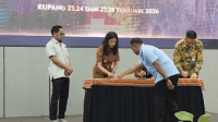 Wakil Bupati Kupang, Aurum Titu Eki (kedua dari kiri) menantangani berita acara serah terima bantuan dana Rp1 miliar sebagai dana riset dalam cara Rapat Tinjauan Manajemen (RTM) di Hotel Harper, Selasa (24/2/2026).