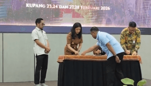 Wakil Bupati Kupang, Aurum Titu Eki (kedua dari kiri) menantangani berita acara serah terima bantuan dana Rp1 miliar sebagai dana riset dalam cara Rapat Tinjauan Manajemen (RTM) di Hotel Harper, Selasa (24/2/2026).
