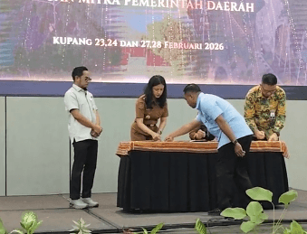 foto 1 Wakil Bupati Kupang, Aurum Titu Eki (kedua dari kiri) menantangani berita acara serah terima bantuan dana Rp1 miliar sebagai dana riset dalam cara Rapat Tinjauan Manajemen (RTM) di Hotel Harper, Selasa (24/2/2026).