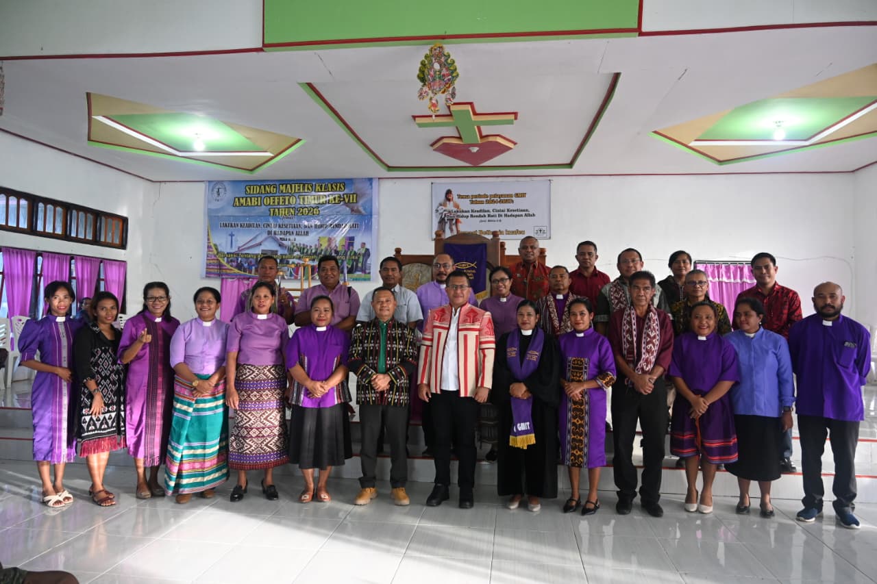 Bupati Yosef Lede saat menghadiri pembukaan Sidang Majelis Klasis Amabi Oefeto Timur ke-7 dan Perayaan Hari Ulang Tahun ke-25 Gereja Bethania Kuanfeu yang berlangsung di Gedung Kebaktian Jemaat Bethania Kuanfeu, Desa Oeniko, Kecamatan Amabi Oefeto Timur, Minggu (15/02/2026) siang. FOTO/PROKOPIM SETDA KABUPATEN KUPANG