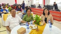 kur udana Perwakilan Humas Undana, Ollien Manggol, S.KM., MPA., CRA saat bersama mantan Komisaris Bank NTT, Piet Jemadu (kiri) dalam Diskusi Publik memperingati Hari Pers Nasional (HPN) 2026 dan HUT ke-80 PWI di Aula Rumah Jabatan Gubernur NTT, Sabtu (21/2).