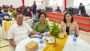 Perwakilan Humas Undana, Ollien Manggol, S.KM., MPA., CRA saat bersama mantan Komisaris Bank NTT, Piet Jemadu (kiri) dalam Diskusi Publik memperingati Hari Pers Nasional (HPN) 2026 dan HUT ke-80 PWI di Aula Rumah Jabatan Gubernur NTT, Sabtu (21/2).