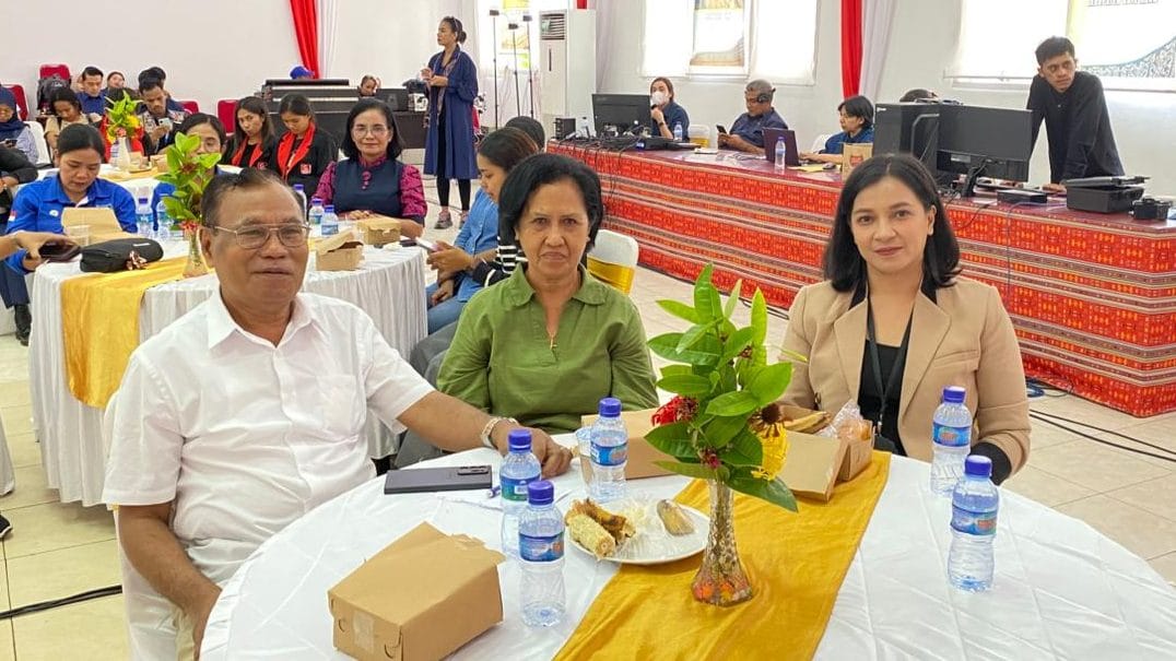 kur udana Perwakilan Humas Undana, Ollien Manggol, S.KM., MPA., CRA saat bersama mantan Komisaris Bank NTT, Piet Jemadu (kiri) dalam Diskusi Publik memperingati Hari Pers Nasional (HPN) 2026 dan HUT ke-80 PWI di Aula Rumah Jabatan Gubernur NTT, Sabtu (21/2).