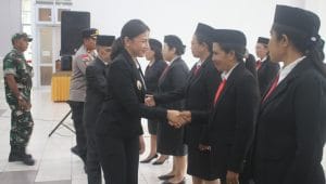 Wakil Bupati Kupang, Aurum Titu Eki melantik 13 pejabat Administrator, Pengawas, Kepala UPTD Puskesmas, dan Guru sebagai Kepala Sekolah dilingkup Pemerintah Kabupaten Kupang, di aula Kantor Bupati Kupang, Oelamasi, Senin.