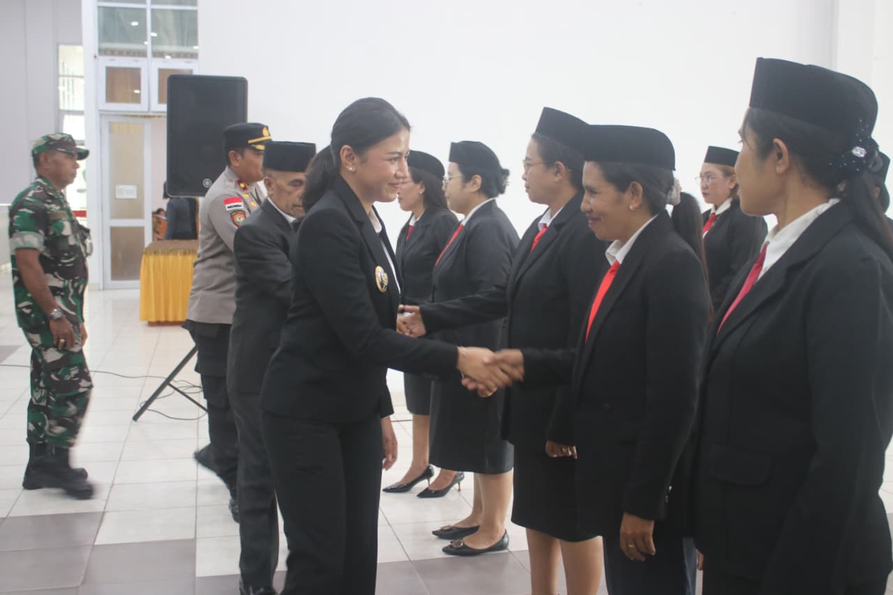 lantik 5 Wakil Bupati Kupang, Aurum Titu Eki melantik 13 pejabat Administrator, Pengawas, Kepala UPTD Puskesmas, dan Guru sebagai Kepala Sekolah dilingkup Pemerintah Kabupaten Kupang, di aula Kantor Bupati Kupang, Oelamasi, Senin.