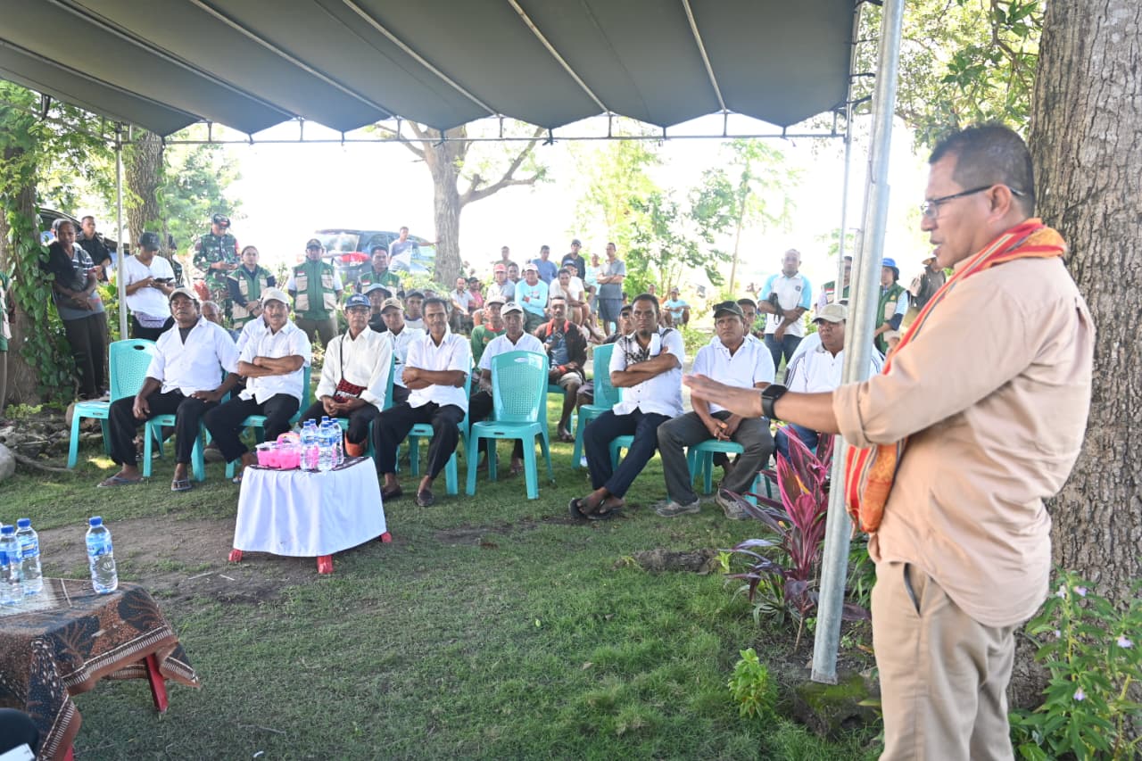 lede 1 Bupati Kupang, Yosef Lede, saat melakukan pengukuhan badan pengurus Perkumpulan Petani Pemakai Air (P3A) Maju Bersama Naibonat, di Kelurahan Naibonat, Kecamatan Kupang Timur, Jumat (30/1).
