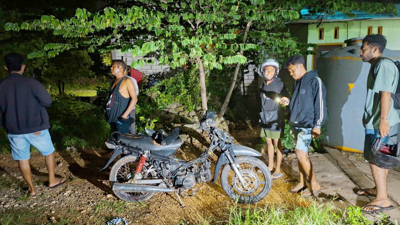 KETERANGAN FOTO- Sepeda motor milik ACT yang sempat dibakar pelaku Mal.