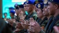menwa Foto/Humas Undana – Suasana Prosesi pelantikan Komandan Resimen Mahasiswa (Menwa) Mahadana Provinsi Nusa Tenggara Timur (NTT) masa bakti 2025–2028 yang berlangsung di Aula Rektorat Undana, Kamis (19/2).