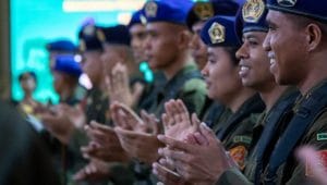 Foto/Humas Undana – Suasana Prosesi pelantikan Komandan Resimen Mahasiswa (Menwa) Mahadana Provinsi Nusa Tenggara Timur (NTT) masa bakti 2025–2028 yang berlangsung di Aula Rektorat Undana, Kamis (19/2).