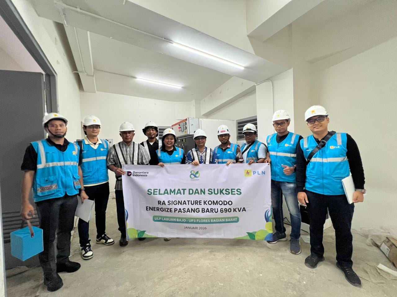 Keterangan Foto : Manager PLN UP3 Flores Bagian Barat dan Tim dengan Manajemen Hotel RA Signature Komodo saat Energize Listrik 690 kVA. Foto Humas PLN NTT