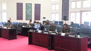 Foto/HO-Prokopim Setda Kabupaten Kupang - Para anggota DPRD Kabupaten Kupang saat mendengar penjelaskan Bupati Kupang Yosef Lede dalam Rapat Dengar Pendapat (RDP) bersama DPRD Kabupaten Kupang di Ruang Utama Gedung DPRD Kabupaten Kupang, Rabu.