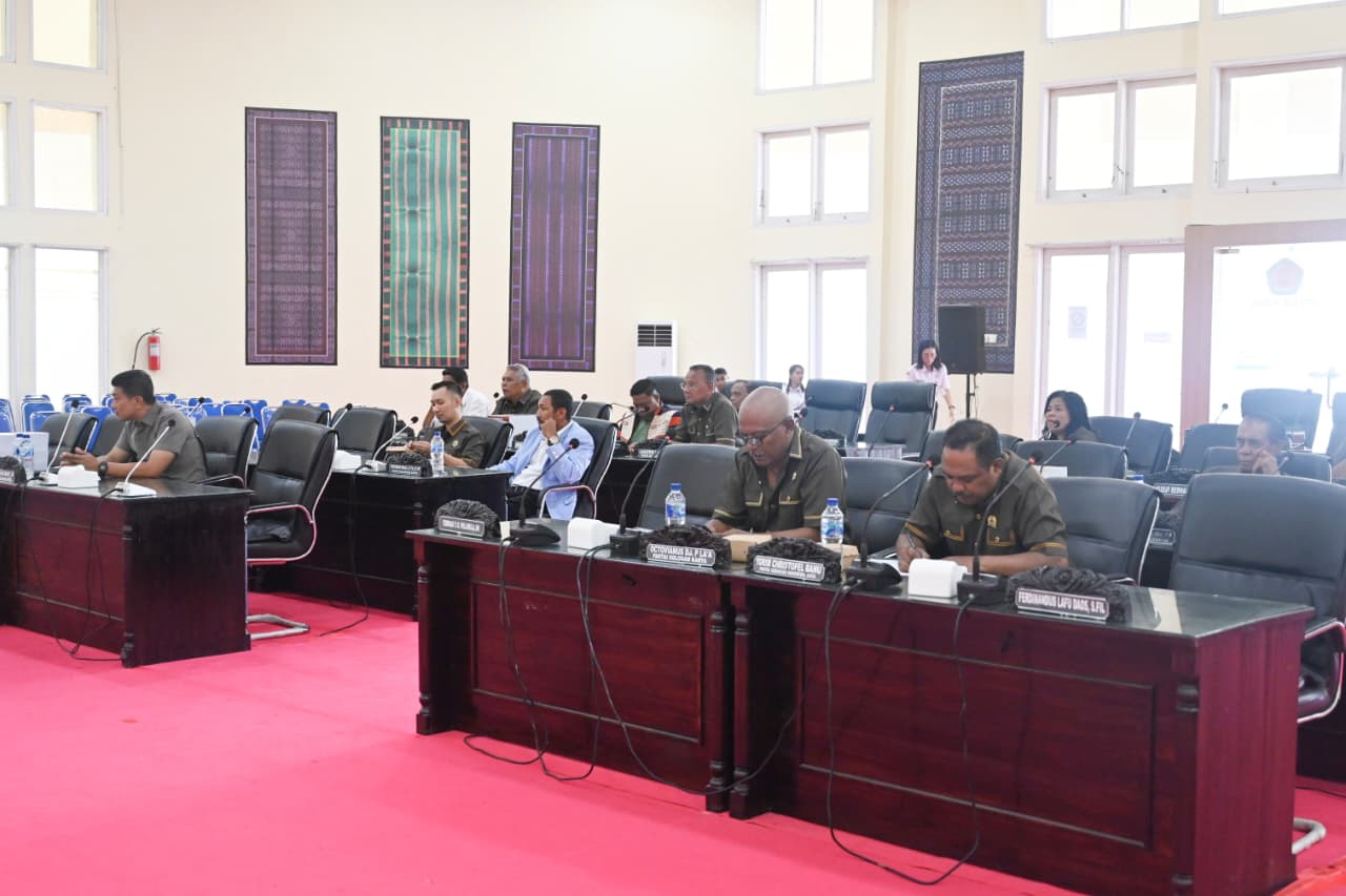 rapa 2 Foto/HO-Prokopim Setda Kabupaten Kupang - Para anggota DPRD Kabupaten Kupang saat mendengar penjelaskan Bupati Kupang Yosef Lede dalam Rapat Dengar Pendapat (RDP) bersama DPRD Kabupaten Kupang di Ruang Utama Gedung DPRD Kabupaten Kupang, Rabu.