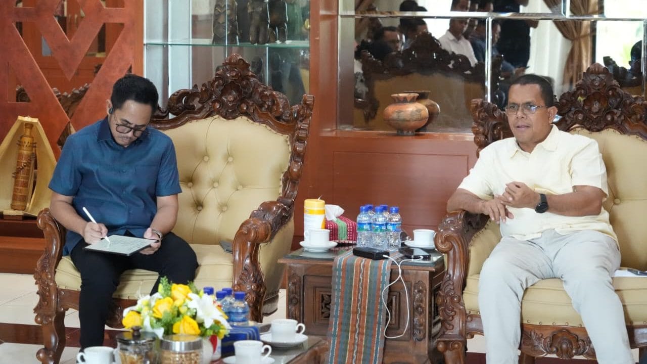 KETERANGAN FOTO/HO-HUMAS UNDANA - Rektor Undana, Prof. Jefri S. Bale, bersama jajaran pimpinan universitas saat melakukan audiensi dengan Gubernur NTT, Emanuel Melkiades Laka Lena, di Rumah Jabatan Gubernur, Sabtu (21/2).