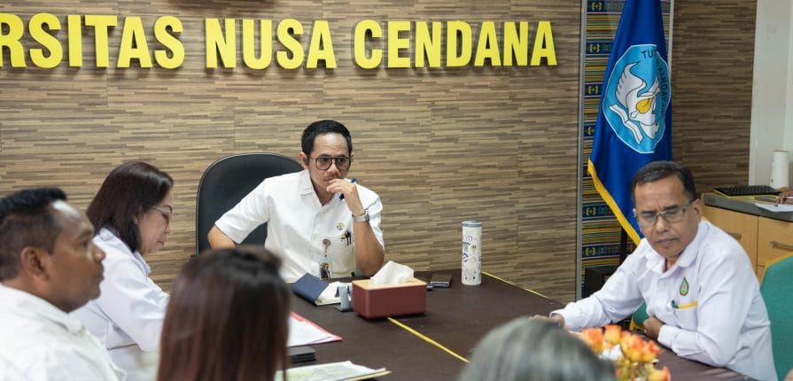 satu pintu FOTO/ HUMAS UNDANA - Rektor Universitas Nusa Cendana (Undana), Prof. Dr. Ir. Jefri S. Bale, S.T., M.Eng memimpin rapat kerja maraton di tiga biro strategis, yakni Biro Umum dan Keuangan (BUK), Biro Akademik dan Kemahasiswaan (BAK), serta Biro Perencanaan dan Kerja Sama (BPKS, Senin (2/2/2026).