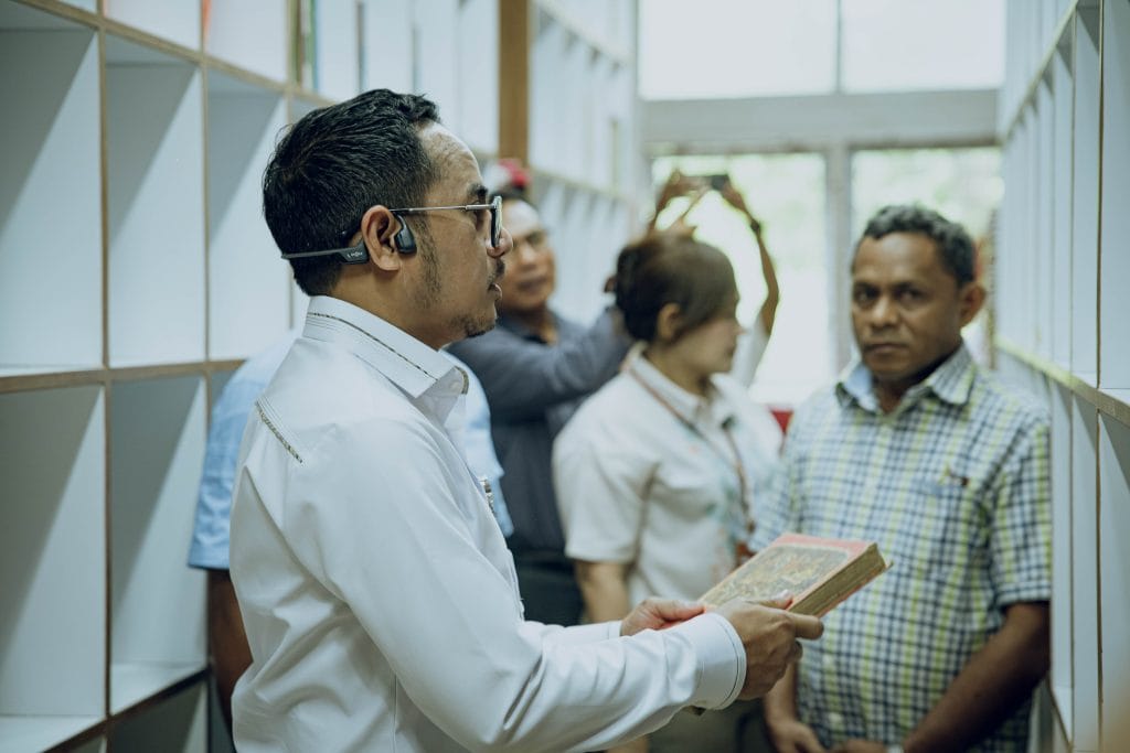 KETERANGAN FOTO/HO-HUMAS UNDANA - Rektor Undana, Prof. Dr. Ir. Jefri S. Bale, S.T., M.Eng melakukan inspeksi mendadak dan pemantauan langsung terhadap sarana prasarana di Fakultas Ekonomi dan Bisnis (FEB) serta Fakultas Hukum (FH), Rabu (18/2/2026).