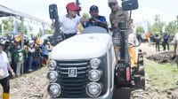 tanam pag Bupati Kupang, Yosef Lede dalam acara “Gerakan Tanam Padi Serentak” se-Provinsi Nusa Tenggara Timur yang dipusatkan di Desa Manusak, Kabupaten Kupang, Senin (16/2/2026).