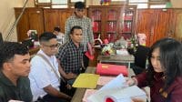 – KETERANGAN FOTO : Penyidik Unit Reskrim Polsek Maulafa menyerahkan tersangka JKK dan barang bukti dalam kasus penganiayaan ke Kejaksaan Negeri (Kejari) Kota Kupang, Kamis (26/2/2026) siang.