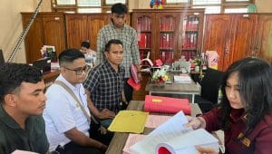 – KETERANGAN FOTO : Penyidik Unit Reskrim Polsek Maulafa menyerahkan tersangka JKK dan barang bukti dalam kasus penganiayaan ke Kejaksaan Negeri (Kejari) Kota Kupang, Kamis (26/2/2026) siang.