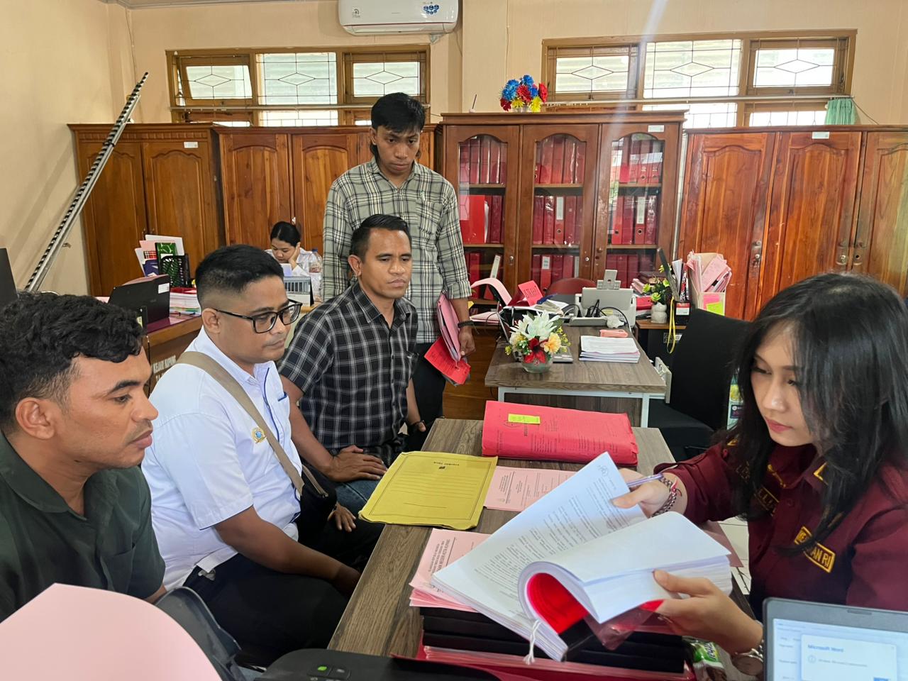 ters maulafa – KETERANGAN FOTO : Penyidik Unit Reskrim Polsek Maulafa menyerahkan tersangka JKK dan barang bukti dalam kasus penganiayaan ke Kejaksaan Negeri (Kejari) Kota Kupang, Kamis (26/2/2026) siang.