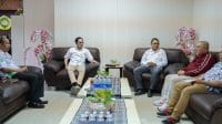 und 1 – KETERANGAN FOTO/HUMAS UNDANA- Tim Peneliti Universitas Nusa Cendana (Undana) secara resmi menyerahkan laporan hasil riset Transboundary Diagnostic Analysis (TDA) Daerah Aliran Sungai (DAS) Perbatasan antara Republik Indonesia (RI) dan Republik Demokratik Timor Leste (RDTL) kepada Rektor Undana, Senin (2/2/2026).