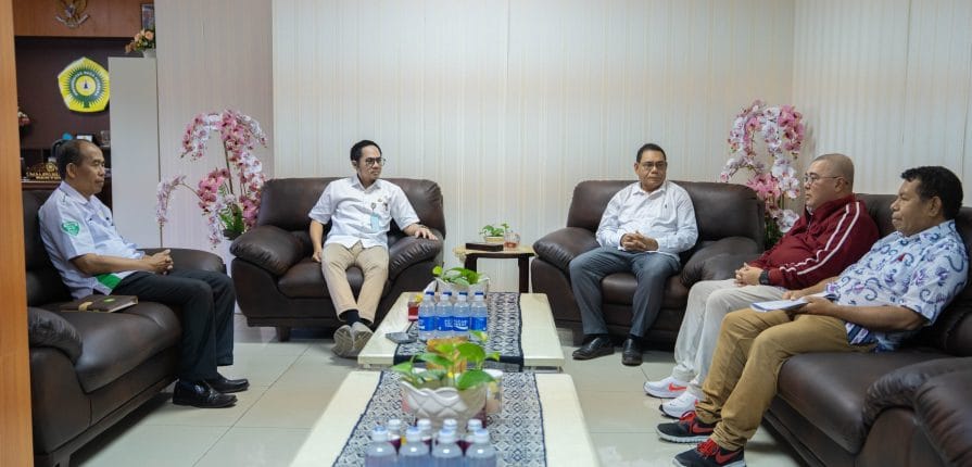 – KETERANGAN FOTO/HUMAS UNDANA- Tim Peneliti Universitas Nusa Cendana (Undana) secara resmi menyerahkan laporan hasil riset Transboundary Diagnostic Analysis (TDA) Daerah Aliran Sungai (DAS) Perbatasan antara Republik Indonesia (RI) dan Republik Demokratik Timor Leste (RDTL) kepada Rektor Undana, Senin (2/2/2026).