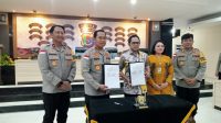 oppo_2 KETERANGAN FOTO/MEDIASINTT.COM/BEN - Rektor Universitas Nusa Cendana Kupang Prof. Dr. Ir. Jefri S. Bale, ST,.M.Eng dengan Kapolda Nusa Tenggara Timur Irjen (Pol) Dr. Rudii Darmoko , S.I.K, M.Si secara resmi melaunching Pusat Studi Kepolisian di Kupang, Senin.