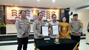 KETERANGAN FOTO/MEDIASINTT.COM/BEN - Rektor Universitas Nusa Cendana Kupang Prof. Dr. Ir. Jefri S. Bale, ST,.M.Eng dengan Kapolda Nusa Tenggara Timur Irjen (Pol) Dr. Rudii Darmoko , S.I.K, M.Si secara resmi melaunching Pusat Studi Kepolisian di Kupang, Senin.