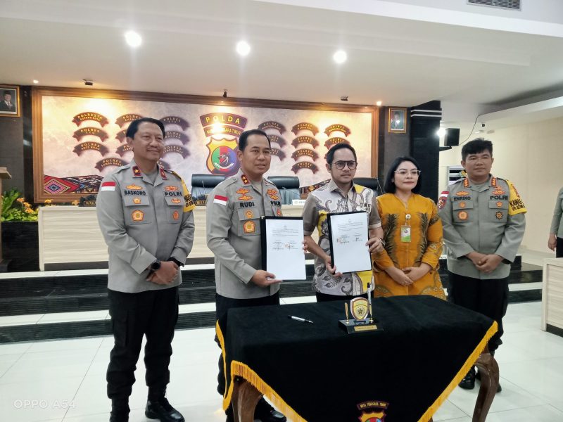 oppo_2 KETERANGAN FOTO/MEDIASINTT.COM/BEN - Rektor Universitas Nusa Cendana Kupang Prof. Dr. Ir. Jefri S. Bale, ST,.M.Eng dengan Kapolda Nusa Tenggara Timur Irjen (Pol) Dr. Rudii Darmoko , S.I.K, M.Si secara resmi melaunching Pusat Studi Kepolisian di Kupang, Senin.