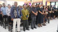 doa KETERANGAN FOTO/HO-PROKOPIM SETDA KABUPATEN KUPANG - Bupati Kupang, Yosef Lede (ketiga dari kiri) ikut dalam kegiatan ibadah bersama Jemaat GMIT Ebenhaezer Tarus Barat pada Minggu (29/03/2026) pagi.