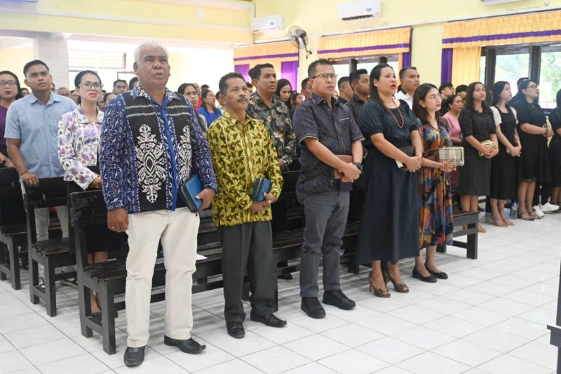 doa KETERANGAN FOTO/HO-PROKOPIM SETDA KABUPATEN KUPANG - Bupati Kupang, Yosef Lede (ketiga dari kiri) ikut dalam kegiatan ibadah bersama Jemaat GMIT Ebenhaezer Tarus Barat pada Minggu (29/03/2026) pagi.