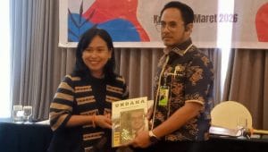 KETERANGAN FOTO/MEDIASINTT.COM/BEN - Rektor Universitas Nusa Cendana Prof. Dr. Ir. Jefri Semuel Bale, ST., M.Eng memberikan kenang kenangan kepada perwakilan lembaga Mennonite Central Committee (MCC) di Kupang, Kamis.