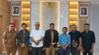 KETERANGAN FOTO/HO-HUMAS UNDANA - Ketua Tim Riset Berdampak Kabupaten Rote Ndao Prof. Dr. Yantus Neolaka, S.Pd., M.Si. (ketiga dari kanan) dari Lembaga Penelitian dan Pengabdian Masyarakat (LP2M) Undana telah melakukan audiensi langsung dengan Bupati Rote Ndao, Paulus Henuk, di ruang kerjanya, Selasa (10/3/2026).